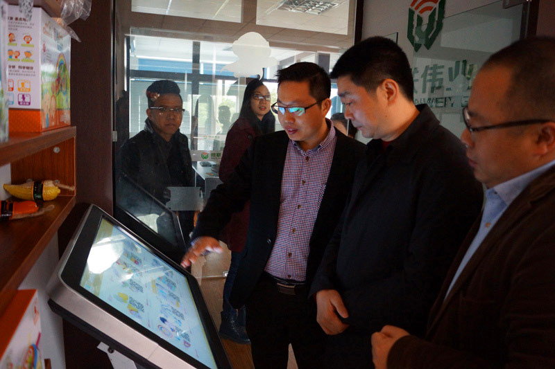 鄭總現場為副市長演示慧聯O2O云商城系統